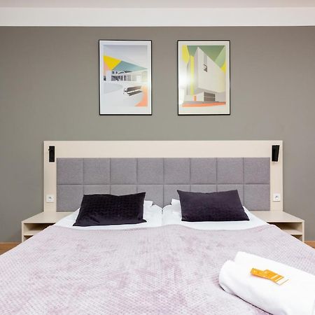 Wolska Residence Apartments With Parking By Noclegi Renters Warschau Buitenkant foto